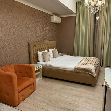 Hotel Rais Târgu Jiu Buitenkant foto