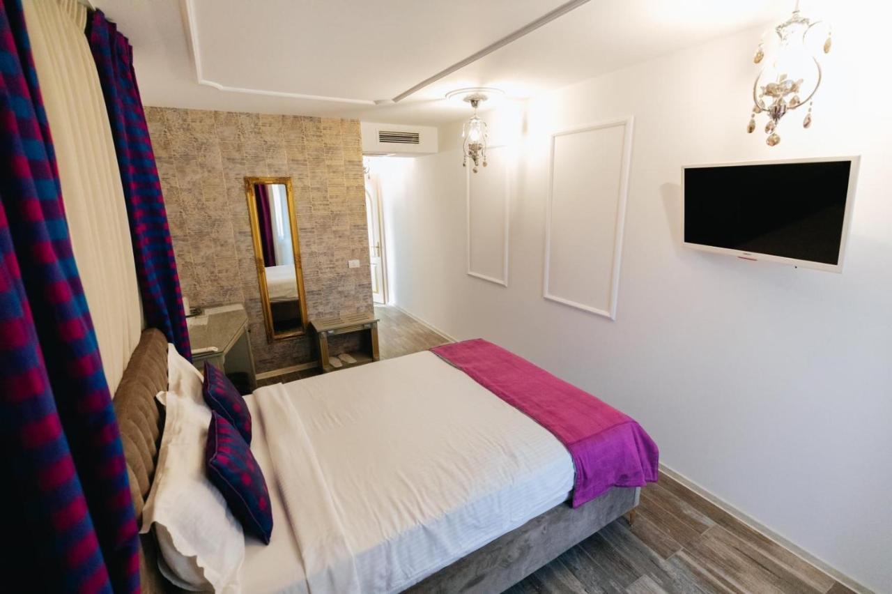 Hotel Rais Târgu Jiu Buitenkant foto
