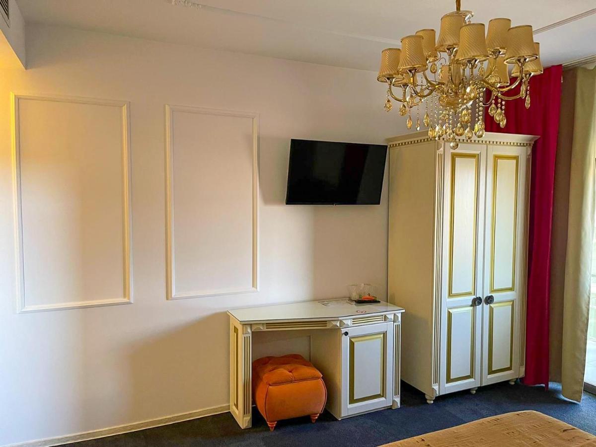 Hotel Rais Târgu Jiu Buitenkant foto