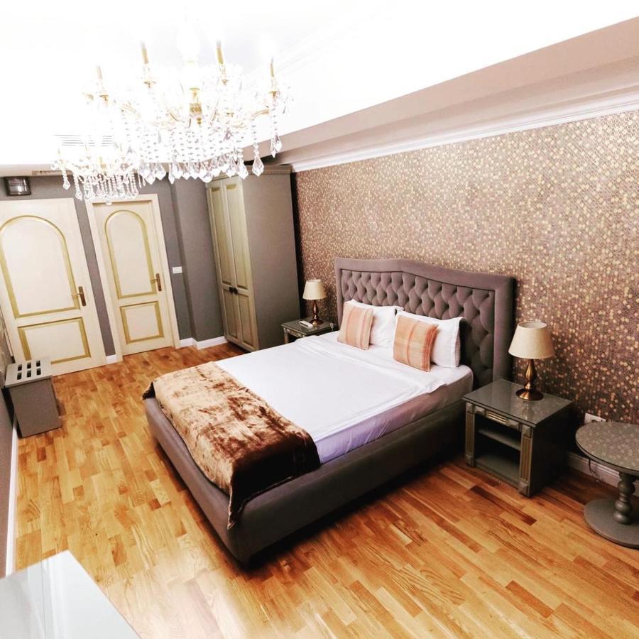 Hotel Rais Târgu Jiu Buitenkant foto