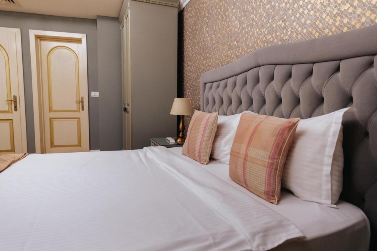 Hotel Rais Târgu Jiu Buitenkant foto