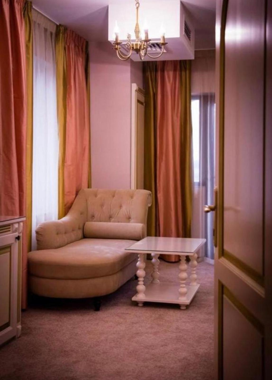 Hotel Rais Târgu Jiu Buitenkant foto