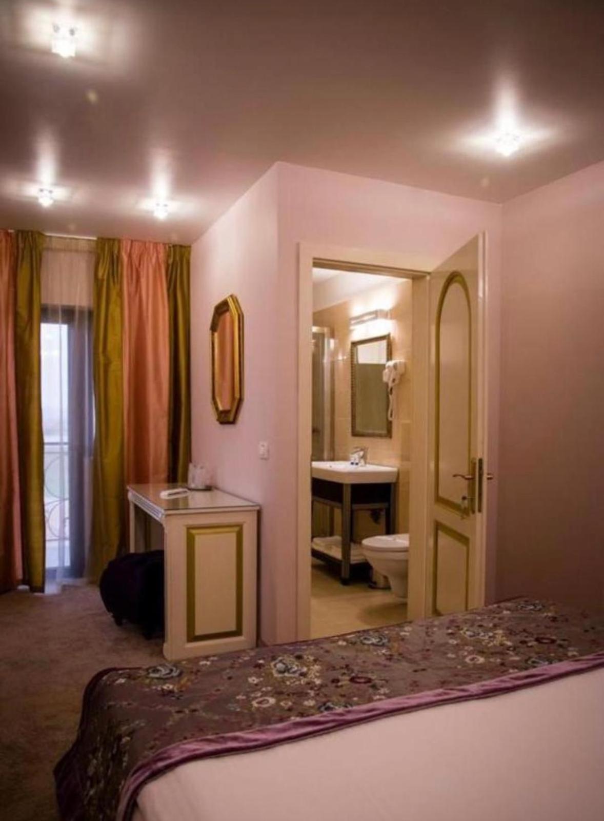 Hotel Rais Târgu Jiu Buitenkant foto