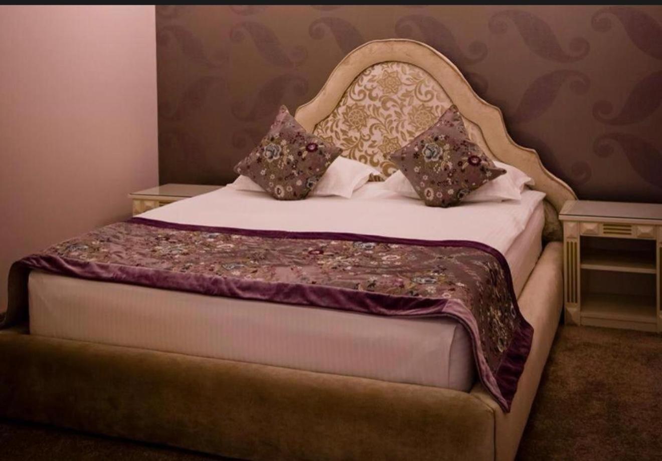 Hotel Rais Târgu Jiu Buitenkant foto