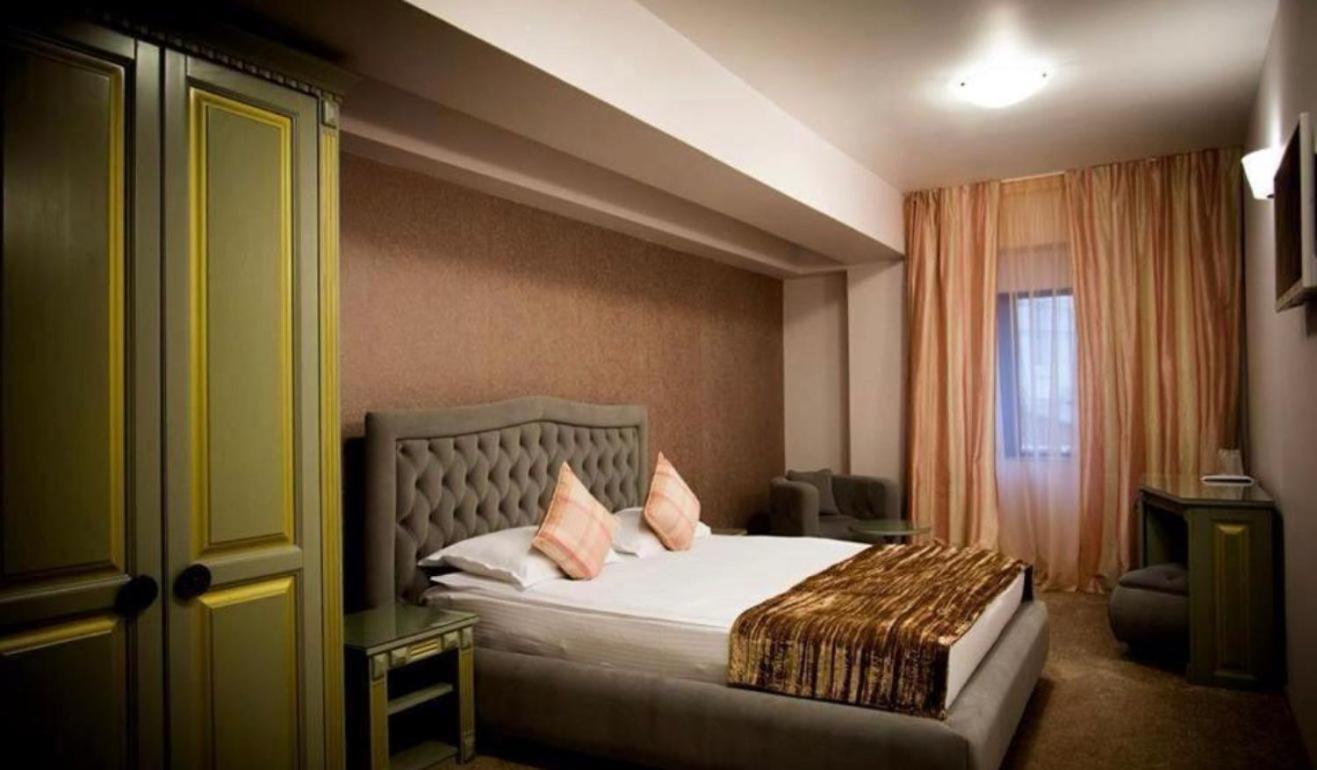 Hotel Rais Târgu Jiu Buitenkant foto