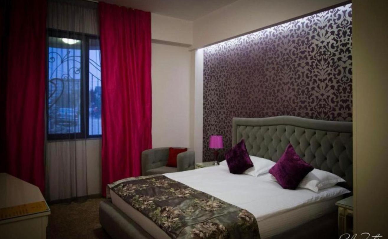 Hotel Rais Târgu Jiu Buitenkant foto