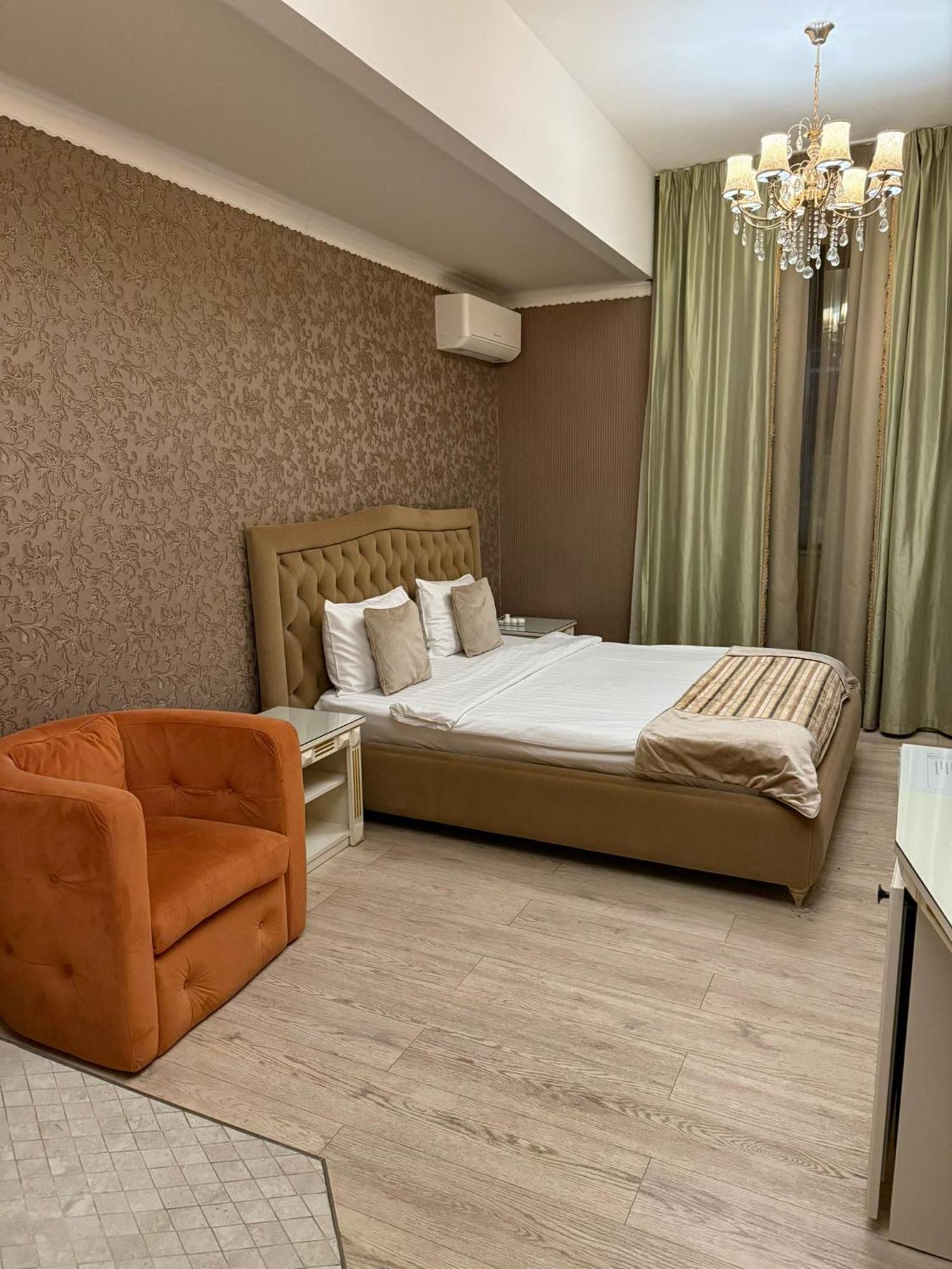 Hotel Rais Târgu Jiu Buitenkant foto