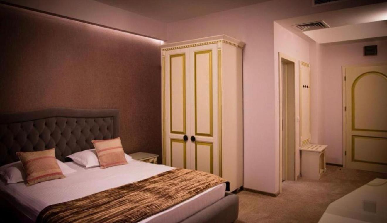 Hotel Rais Târgu Jiu Buitenkant foto