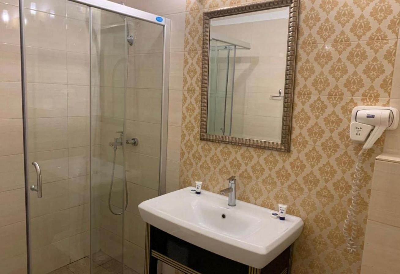 Hotel Rais Târgu Jiu Buitenkant foto
