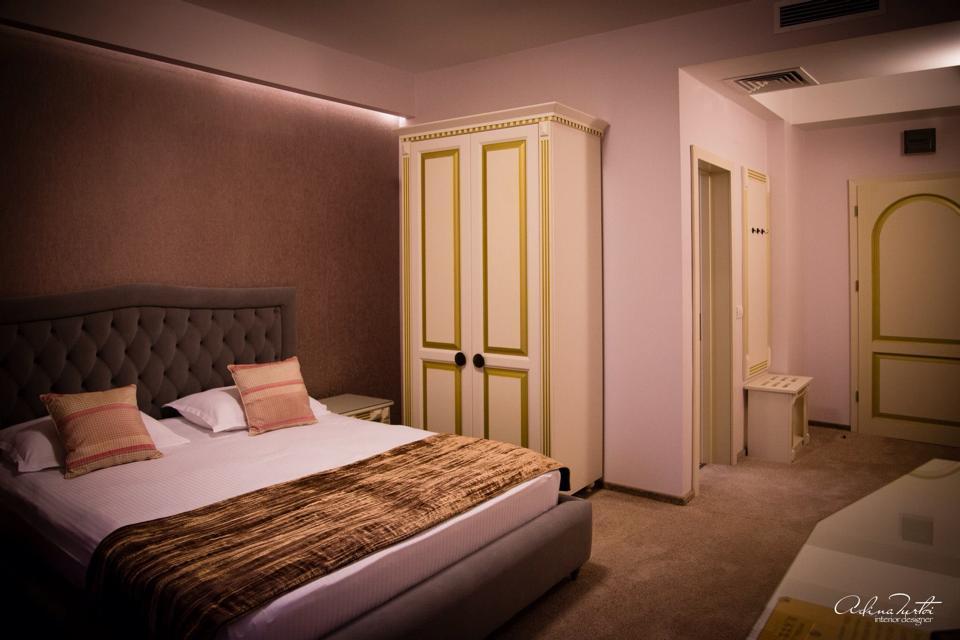 Hotel Rais Târgu Jiu Buitenkant foto