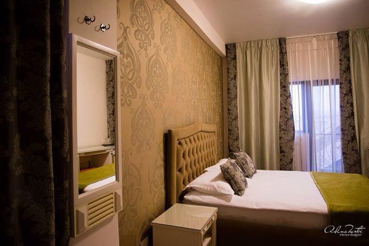 Hotel Rais Târgu Jiu Buitenkant foto