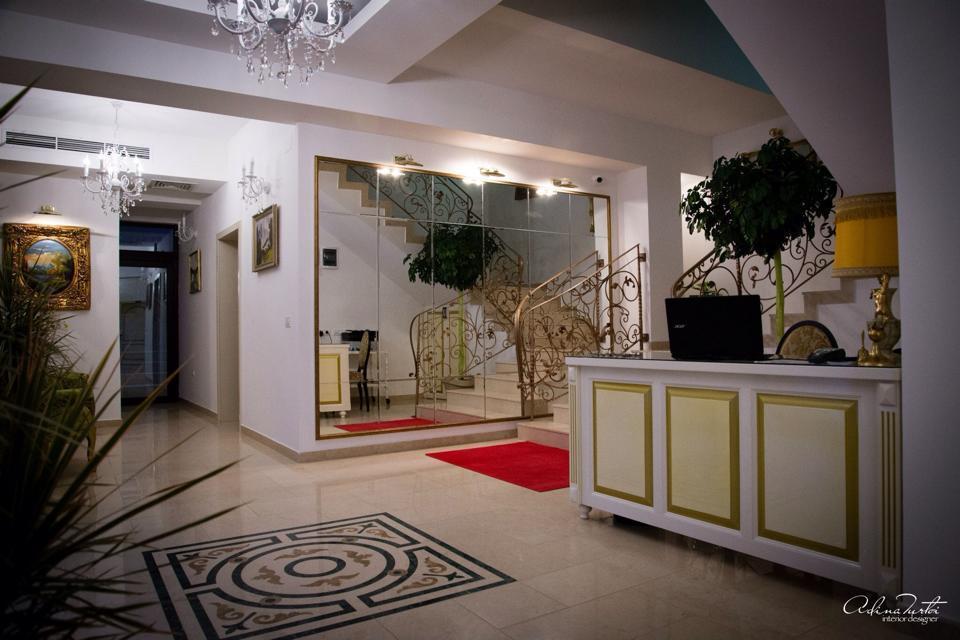 Hotel Rais Târgu Jiu Buitenkant foto