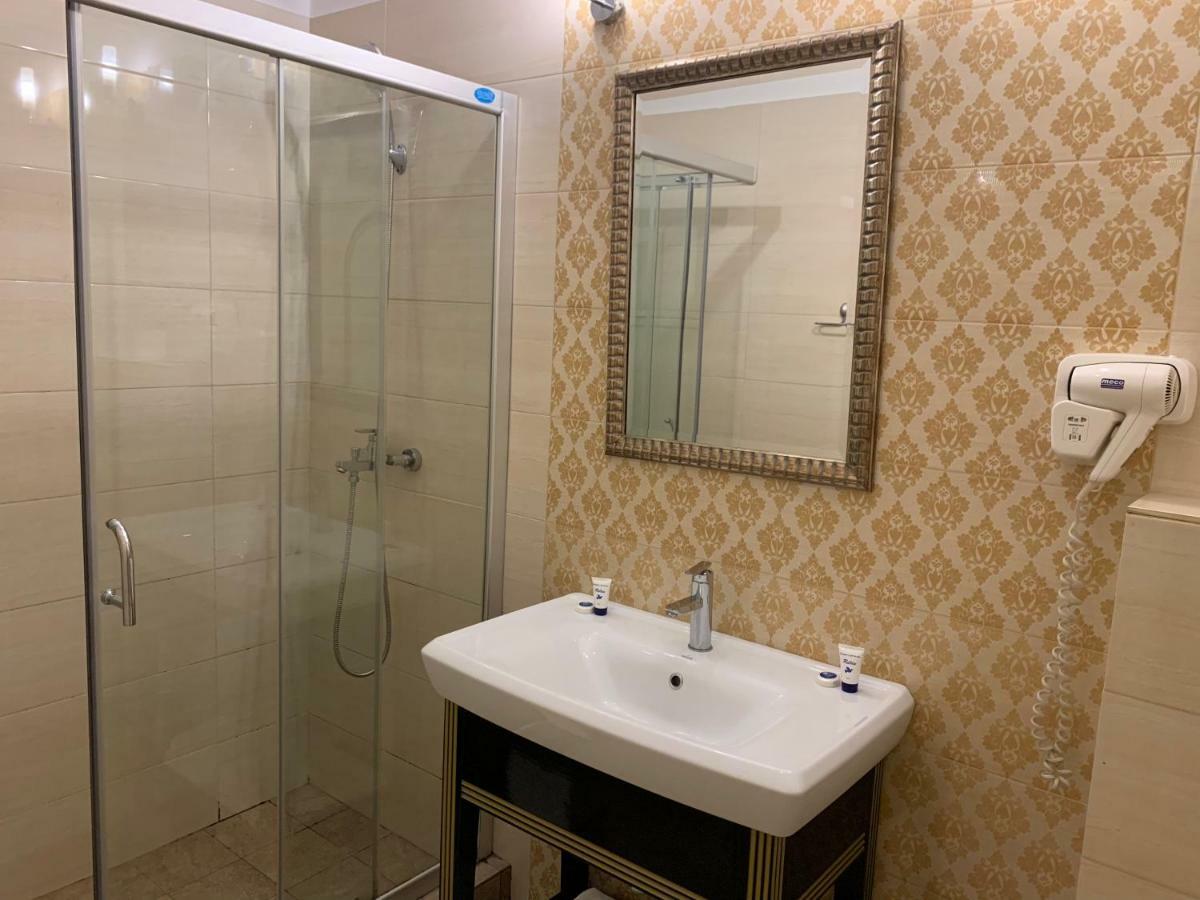 Hotel Rais Târgu Jiu Buitenkant foto
