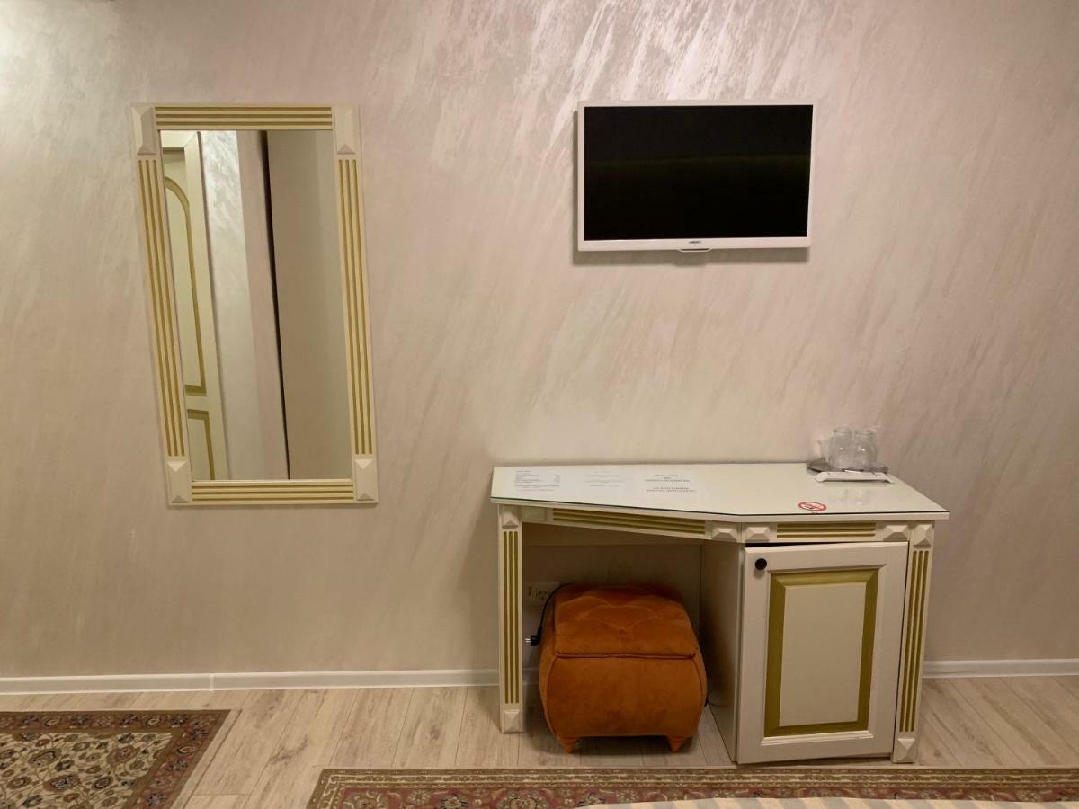 Hotel Rais Târgu Jiu Buitenkant foto